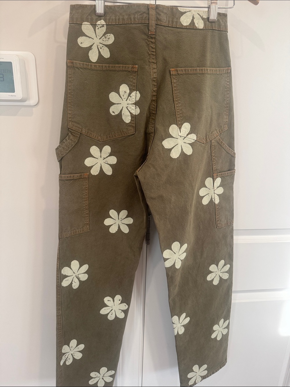 THE GREAT. Olive green painter-style pants with white daisy motifs - Picture 5 of 9